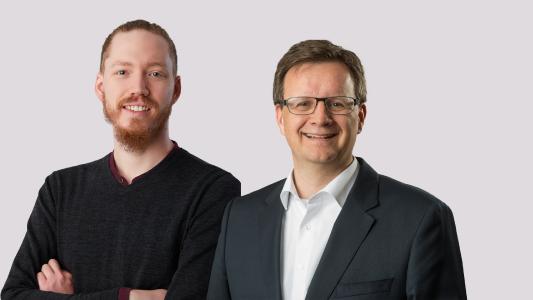 Die Geschäftsführer (v. l.) Maximilian Erdmann (Vaira UG) und Markus Becker (Berthold Becker Büro für Ingenieur- und Tiefbau GmbH) freuen sich auf die Zusammenarbeit. (© Vaira UG)