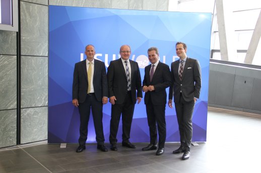 EU-Kommissar Günther Oettinger (3.v.l.) mit USU-Vorständen Bernhard Böhler, Bernhard Obersc.JPG