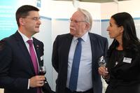 Oliver Frese, Vorstand der Deutschen Messe AG (links) im Gespräch mit IHK-Präsident Prof. Dr. Dr. h. c. Harald Unkelbach und IHK-Hauptgeschäftsführerin Elke Döring beim traditionellen Stehempfang am IHK-Gemeinschaftsstand auf der Hannover Messe / Foto: Katharina Müller