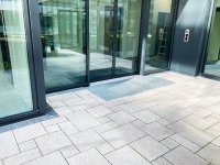 Eingangsbereiche werden in die Fassadenentwässerung eingebunden