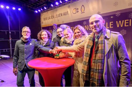 Thüringens Staatskanzleiminister Benjamin Immanuell Hoff, Berlins Bürgermeisterin Ramona Pop, der Bezirksbürgermeister von Mitte, Stephan von Dassel, Kathrin Baumgart vom Verein Traglinge e.V., Sängerin Ella Endlich und lekker-Geschäftsführer Michael Veit (von li. nach re.). Bildquelle: Regina Sablotny