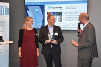 Mit Freude nahm Dr. Markus Rochowicz den ersten FiT2clean-Award für die Innovation Advanced Butane Cleaning von Juliane Schulze und Dr. Michael Flämmich entgegen.