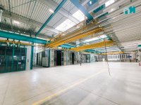 Die Jumbo-Coat® Beschichtungsanlage bei Mühlbauer in Nitra überzeugt durch hohe Kapazität und Effizienz. Neun Prozesskabinen, ein Parkplatz und zwei Verladebahnhöfe sind in zwei Reihen entlang des Materialflusses angeordnet und über Handschiebebahnen mit fünf Querfahrbühnen verbunden.