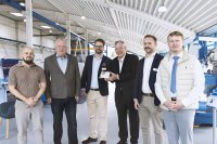 Christoph Ahlhaus (4. v. l.), Vorsitzender der Bundesgeschäftsführung des BVMW, bei KNUTH Werkzeugmaschinen während der Hausmesse 2025 in Wasbek. Ebenfalls im Bild: Karsten Knuth (2. v. l.), Philip Knuth (3. v. l.) und Kristian Knuth (5. v. l.), Geschäftsführung KNUTH Werkzeugmaschinen, sowie Maximilian Stahl (6. v. l.), Generalbevollmächtigter der BVMW-Bundesgeschäftsführung. Die Person ganz links gehört ebenfalls zur Delegation des BVMW. Christoph Ahlhaus (4. v. l.), Vorsitzender der Bundesgeschäftsführung des BVMW, bei KNUTH Werkzeugmaschinen während der Hausmesse 2025 in Wasbek. Ebenfalls im Bild: Karsten Knuth (2. v. l.), Philip Knuth (3. v. l.) und Kristian Knuth (5. v. l.), Geschäftsführung KNUTH Werkzeugmaschinen, sowie Maximilian Stahl (6. v. l.), Generalbevollmächtigter der BVMW-Bundesgeschäftsführung. Die Person ganz links gehört ebenfalls zur Delegation des BVMW.