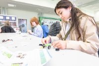 Der Zukunftstag an der Hochschule Bremen (HSB) ist sehr beliebt und immer schnell ausgebucht. Das Bild zeigt Mädchen bei einer Veranstaltung im vergangenen Jahr. Copyright: HSB