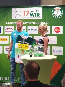 Stefan Kneer (HSG Wetzlar) übergibt das HSG Wetzlar Trikot zum Klingspor Spiel an Christin Rabitz (PR Managerin Klingspor AG)