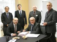  v.l.n.r.: Ralf Reinarz, Leiter Finanzen, Controlling und IT Evangelisches Krankenhaus Bergisch Gladbach, Frank Schneider, Geschäftsführer der NEXUS / CIS GmbH, Olaf Kolzter, Medizincontroller, Evangelisches Krankenhaus Köln-Weyertal, Detlef Koenig, Geschäftsführer Evan¬gelische Kliniken Rheinland gGmbH, Karl Ehrmann, Geschäftsführer Evangelisches Krankenhaus Köln-Weyertal, Dr. Harald Januschewski, Geschäftsführer Evangelisches Krankenhaus Bergisch Gladbach