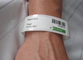 Patientenarmband-im-Klinikum-Dortmund-mit-farbigem-Logo.png
