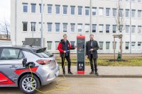 v. l. Nico Hartmetz, Elektromobilitäts-Experte der Stadtwerke Weimar; Benjamin Rehle, Büroleiter des BPD Regionalbüros in Weimar