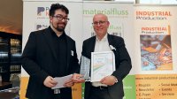 Materialfluss-Chefredakteur Marvin Meyke überreichte Peter Bimmermann von AutoStore den Preis.