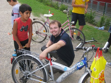Ulrich_Mueller_bei_der_Fahrradreparatur_und_beim_Tipps_geben_MEP_Charity_2012.JPG