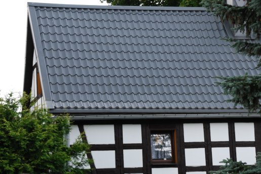 Fachwerkhaus im Vogtland - das Gewicht des Luxmetalldaches beträgt nur 5 kg pro m² Bildnach.jpg
