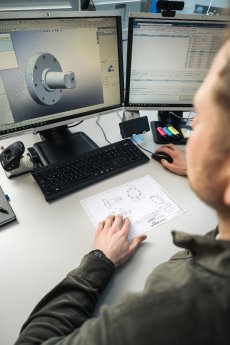 Mitarbeiter beim Erstellen einer technischen Zeichnung.jpg
