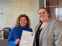 Birgit Beierer und Caroline Moßbrucker mit dem familyNET-Prädikat für Sybit