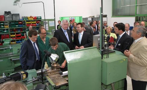 In der Lehrwerkstatt überzeugte sich Ministerpräsident Horst Seehofer von der Nachwuchsförderung bei der Grünbeck Wasseraufbereitung