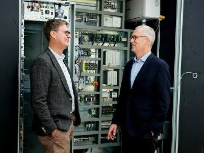Die QINOUS Geschäftsführer Steffen Heinrich (links) und Reinhard Edelmann (rechts) befürworten die Nutzung von 3M Novec 1230 Feuerlöschmittel in den Energiespeichersystemen des Unternehmens / Foto: QINOUS
