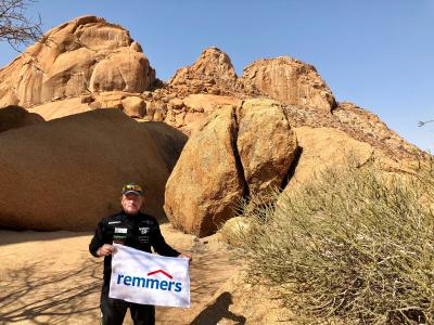 Joey Kelly auf der Spitzkoppe bei Swakopmund (Namibia) – stets dabei auch die Fahne von Remmers / Bildquelle: Remmers, Löningen