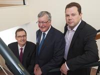 Von links: Christian Wild (Abteilungsleiter Projektentwicklung UK, ABO Wind), Fergus Ewing (Schottischer Minister für Energie, Unternehmen und Tourismus) und Matt Braund (Projektleiter, ABO Wind und Leiter des neuen Standortes in Inverness)