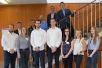 im Vordergrund die beteiligten Studierenden des Dualen Studiengangs Management im Handel B.A., im Hintergrund die Vertreter der STAPLES (Deutschland) GmbH und Prof. Dr. Peter M. Rose (rechts)