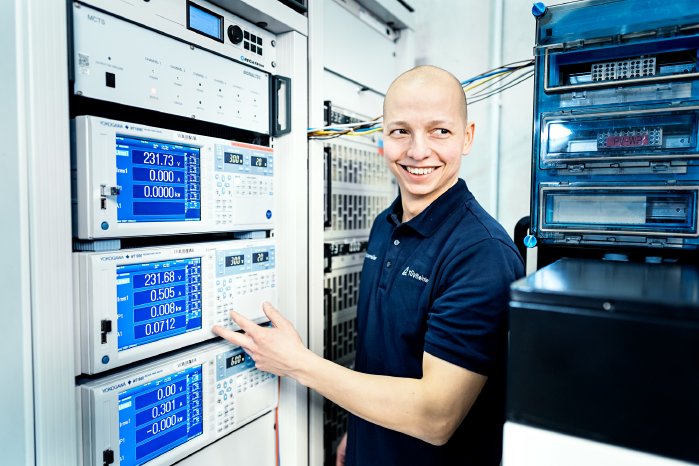 Pressefoto_TÜV Rheinland_Prüfung von Batteriespeichern von PV-Anlagen.jpg