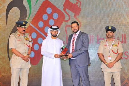 Seine Hoheit Sheik Mansour bin Mohamed bin Rashid al Maktoum bei der Übergabe an Youssef El Hansali, CEO Vitronic ME, mit Polizeichef Major General Khamis Mattar Al Mazeina und Leiter der Verkehrspolizei Major Colonel Saif Al Mazrouei (von links)