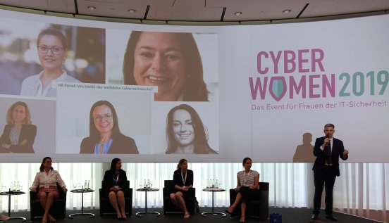 Cyberwomen 2019 HR-Panel.jpg