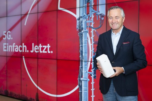 Vodafone-Deutschland-CEO-Hannes-Ametsreiter-zum-Start-des-5G-Handy-Netz-1024x683.jpg