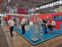 Auf der MOTEK 2026 in Stuttgart verbinden die Teams von Köberlein Technologies und Köberlein Solutions klassische Zuführtechnologien mit modernen Automatisierungskonzepten. Im Mittelpunkt stehen dabei Anwendungen, die unterschiedliche Komponentenhandling-Aufgaben in Serienprozessen abbilden sowie eine Studie zum Thema Roboterunterstützung in der Medizintechnik.