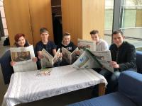 Die Apenser Schüler freuen sich über die tägliche Ausgabe des Hamburger Abendblatts