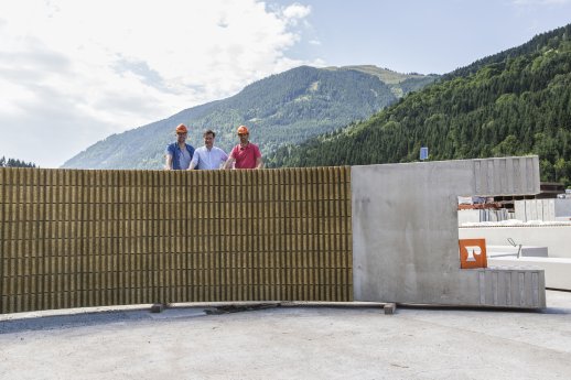 Rieder freut sich über den Auftrag für gebogene Lärmschutzelemente (c) artisual.jpg