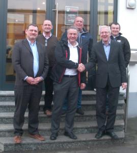 Zusammenarbeit besiegelt: Hintere Reihe (v.l.n.r.): Karl-Heinz Kaiser (Serviceverkäufer Hiab), Friedhelm Justen (Prokurist ORTEN Fahrzeugbau GmbH) und Karol Korz (Moffett- Gebietsverkaufsleiter). Vordere Reihe (v.l.n.r.): Dirk Hackenberg (Vertriebsleiter Hiab Germany GmbH), Robert E. Orten (Geschäftsführender Gesellschafter ORTEN Fahrzeugbau GmbH) und Söhnke Engel (Geschäftsführer Hiab Germany GmbH)