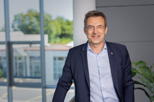 Dr Guenter Schweitzer_COO_Schmitz-Cargobull_Telematik-Markt_web (1).jpg