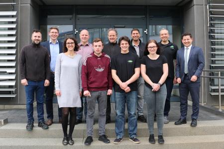 Bild (vorne, von links): Maren Weippert, Colin Klett, Calvin Krießler und Alina Braun mit ihren Ausbildern sowie Kai Schuppler (rechts), Werksleiter BITZER Rottenburg (Foto: BITZER)