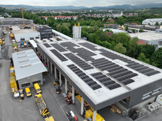 Foto 4 - Neue Schalhalle mit Büroerweiterung im Hintergrund.jpg