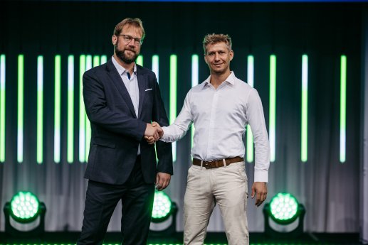 estos Pressefoto - Alexander Seyferth (li.) begrüßt Bernhard Gessler (re.) 2.jpg