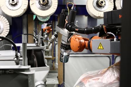 Roboteranlage mit 33 vernetzten Robotern zum Polieren von Kochtöpfen