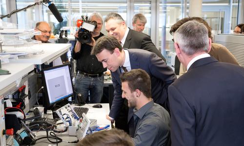 Dr. Nils Schmid im Gespräch mit Auszubildenden von Elsner Elektronik