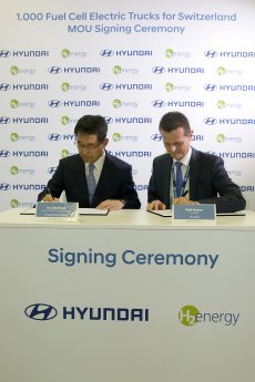 hyundai-h2-energy-signing-sep2018-01.jpg