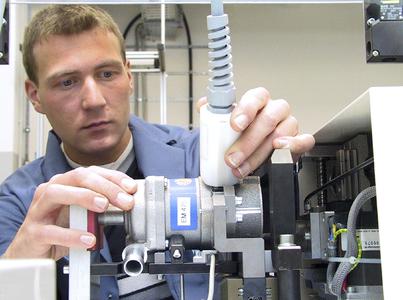 Prüfung einer elektrischen Kühlmittelpumpe bei der Pierburg Pump Technology
