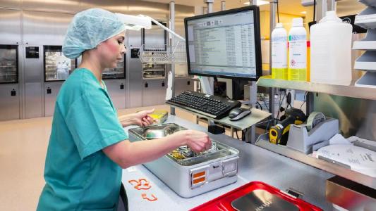 Mitarbeiterin in der Zentralen Sterilgutversorgungsabteilung (ZSVA) bei der Nutzung des Tray Organizing Managers (TOM) / Bildnachweis: B. Braun Melsungen AG