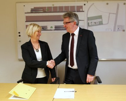 Geschäftsführer Gerd Kemper und Bürgermeisterin Anne Heck-Guthe.JPG