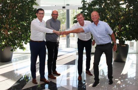 Bild v.l.n.r.
Michael Watzl | Geschäftsführer CyberSecurity manufaktur GmbH
Martin Braun | Geschäftsführer CyberSecurity manufaktur GmbH
Joachim Skala | Vorstand SCALTEL AG
Christian Skala | Vorstandsvorsitzender SCALTEL AG