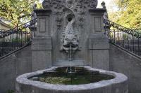 Zürich: Ein Brunnen an der Universität....