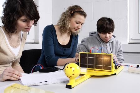 Mit dem PV-Trainingssystem Solartrainer junior wird während der Woche der Sonne 2012 in vielen Schulen experimentiert