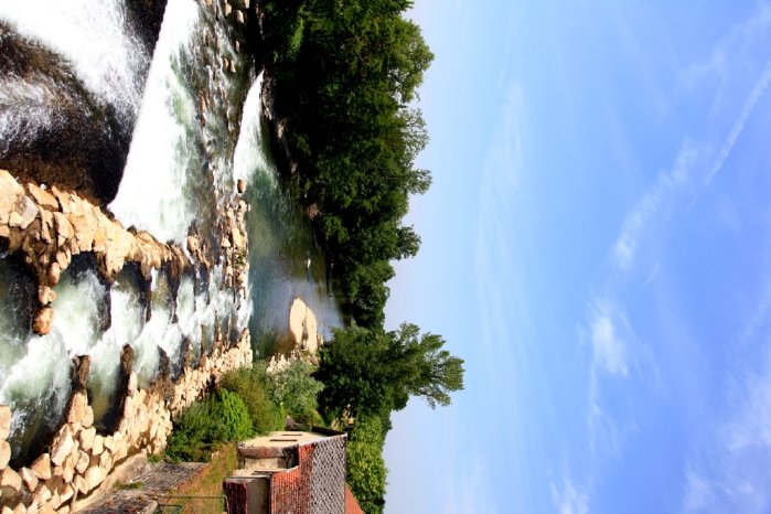 Fischtreppe aus Naturstein des Kleinwasserkaftwerks St. Genix von Green City Energy.jpg