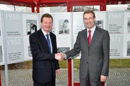 Geschäftsführer Karlheinz Reitze (rechts) wünscht Olaf Boller Erfolg bei seinen neuen Aufgaben: Der 42-jährige Industriekaufmann leitet ab sofort das STIEBEL-ELTRON-Vertriebszentrum Mitte in Frankfurt