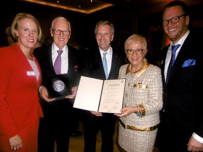 Dr.-Ing. e. h. Dietmar Harting has been honoured with the Karmarsch Medal of Leibniz University Society Hanover e.V. for his outstanding commitment as a shaper and supporter of technology, science and industry. He is pleased with Maresa Harting-Hertz, former President Christian Wulff, Margrit Harting and Philip Harting (from left to right)