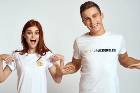 Ideal as workwear or giveaway. There are many uses for promotional garments. The Onlineprinters web shop now offers apparel also in small quantities / Picture: Onlineprinters