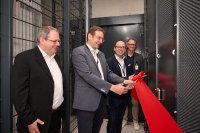 Joachim Astel, Vorstand bei noris network, Albert Rösch, IT-Leiter bei der Stadt Nürnberg, Thorsten Brehm, Referent für Finanzen, Personal und IT bei der Stadt Nürnberg sowie Bernhard Göth, Vertriebsleiter bei noris network: Ein Schnitt für die digitale Zukunft (v. l.)