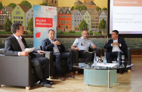 Podiumsdiskussion mit Jochen Reinhardt, Pressesprecher BWI und AFCEA-Vorstand, Frank Leidenberger, Chief Strategy Officer BWI, Generalmajor Dr. Michael Färber, Kommandeur KdoITBw, und Martin Kaloudis, Chief Executive Officer BWI (v.l.n.r.) (Quelle: BWI)